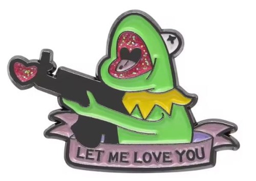 Przypinka emaliowana metalowa PIN Żaba Kermit z karabinem ver. 2