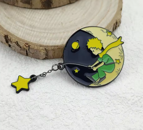 Przypinka emaliowana metalowa PIN Mały Książę z wędką