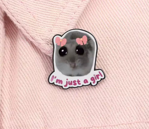 Przypinka emaliowana metalowa PIN I'm just a girl Chomik memy