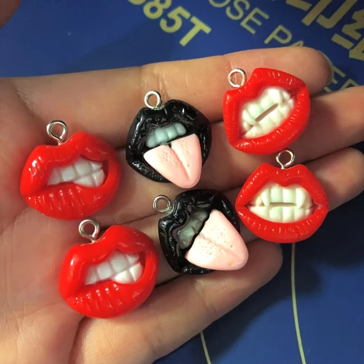 Zawieszka żywiczna Charms Czarne usta z językiem Kawaii 2 sztuki