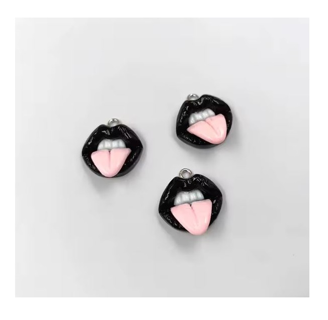 Zawieszka żywiczna Charms Czarne usta z językiem Kawaii 2 sztuki