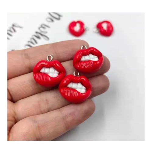 Zawieszka żywiczna Charms Przygryzione usta Kawaii 2 sztuki