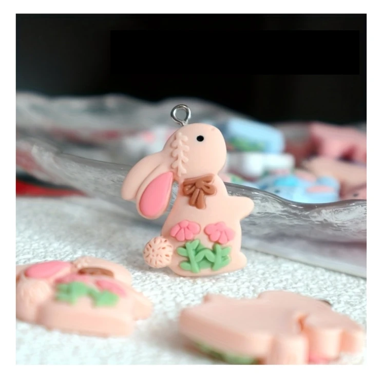 Zawieszka żywiczna Charms Jasnoróżowy króliczek z kokardą Kawaii 2 sztuki