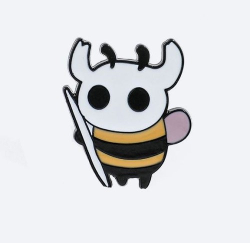 Przypinka emaliowana metalowa PIN The Knight Hollow Knight pszczoła