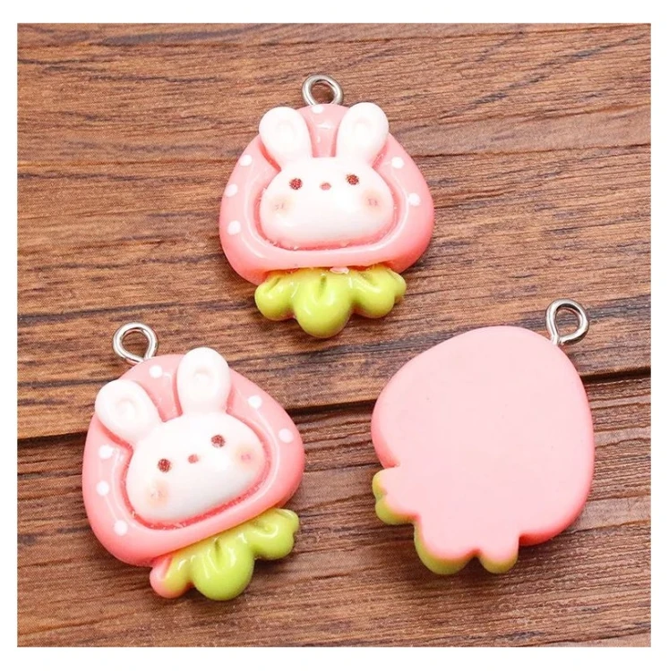 Zawieszki żywiczne Charms Króliczek w truskawce Strawberry bunny 2 sztuki