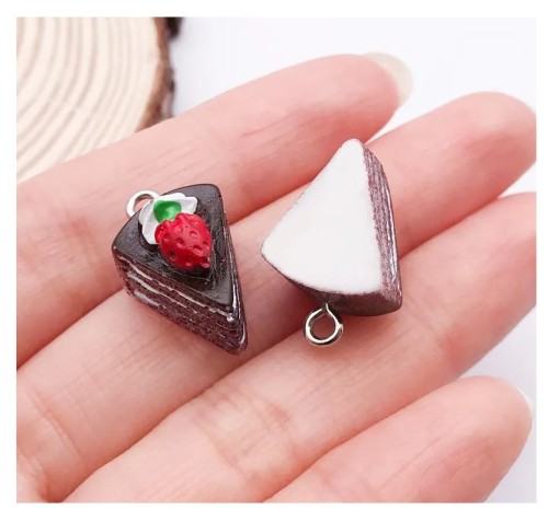 Zawieszki żywiczne Charms Mini tort z czekoladą i truskawką Kawaii 2 sztuki